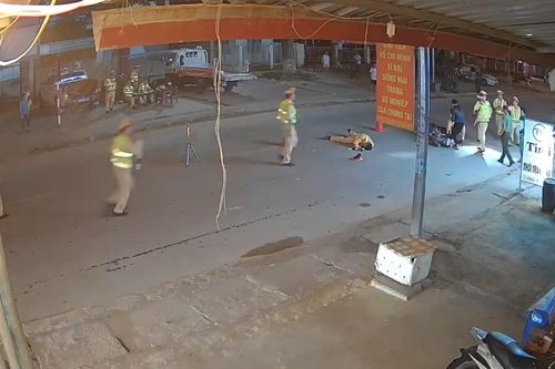 Nam thanh niên lao xe máy vào tổ đo nồng độ cồn, một CSGT bị thương