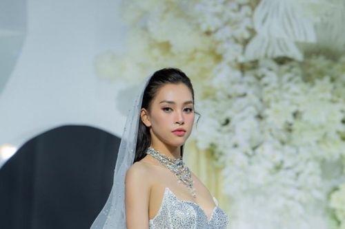 Hoa hậu Tiểu Vy, Mai Phương khoe đường cong quyến rũ