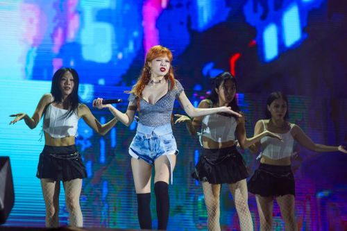 HyunA tự đổ nước lên người, HIEUTHUHAI thay áo trên sân khấu