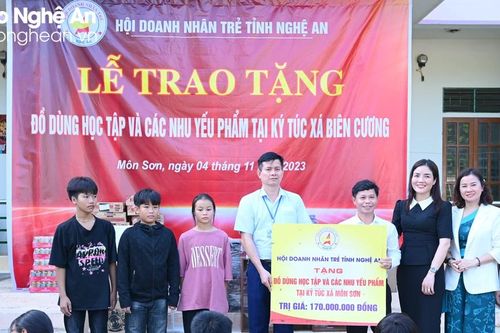 Hội Doanh nhân trẻ tỉnh Nghệ An trao quà cho học sinh dân tộc thiểu số Đan Lai