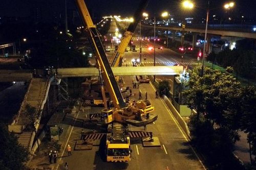 Lắp đặt cầu bộ hành đầu tiên của nhà ga trên cao tuyến Bến Thành - Suối Tiên
