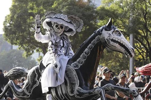 Sắc màu cuộc sống: Rực rỡ lễ hội diễu hành 'Ngày của người chết' ở Mexico