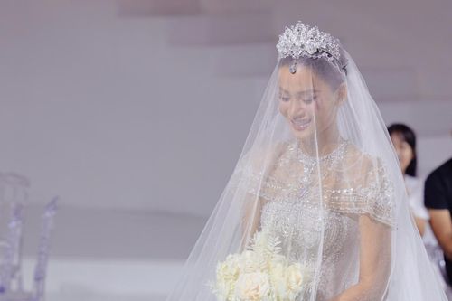 Á hậu Hương Ly bất ngờ khoác váy cưới, nhan sắc 'cô dâu tháng 11' đầy rạng rỡ: 'Chú rể' là ai?