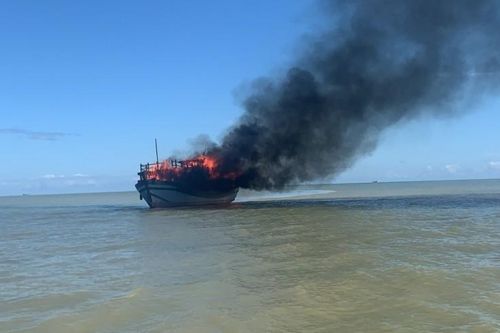 Cháy tàu cá giữa biển, kịp thời ứng cứu 12 ngư dân