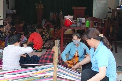 30 hội viên, phụ nữ được học nghề đan thảm lau chân