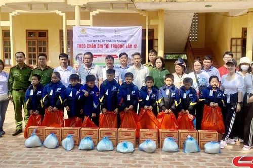 Câu lạc bộ Nụ cười yêu thương thành phố Hà Nội tặng quà học sinh Trường tiểu học và THCS Mường Sại