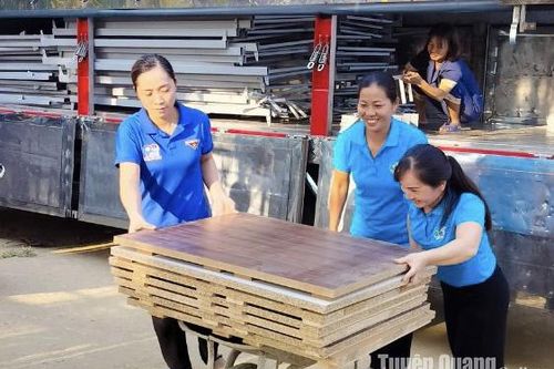 Trao tặng giường tầng và đệm xốp cho 2 trường bán trú trên địa bàn Hàm Yên
