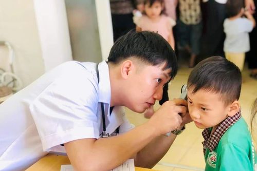 Khám sức khỏe cho trên 300 học sinh xã Minh Thanh