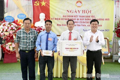 Đồng chí Tổng Biên tập Báo Tuyên Quang dự Ngày hội Đại đoàn kết tại xã Tân Thanh