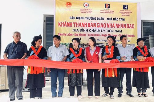 Bàn giao nhà Nhân đạo cho học sinh nghèo