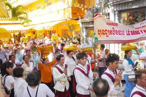 Phật tử dâng y kathina đến chư Tăng chùa Candaransi sau ba tháng an cư