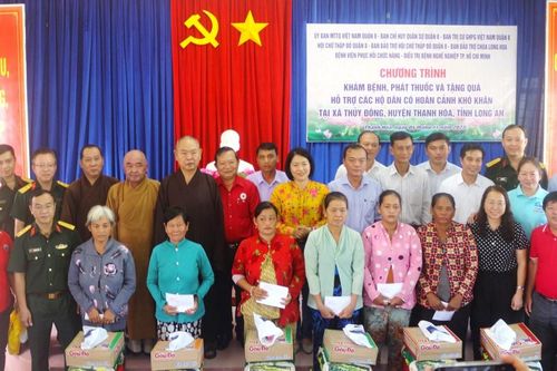 Ban Trị sự GHPGVN Q.8 tặng quà hộ dân có hoàn cảnh khó khăn tại H.Thạnh Hóa, Long An