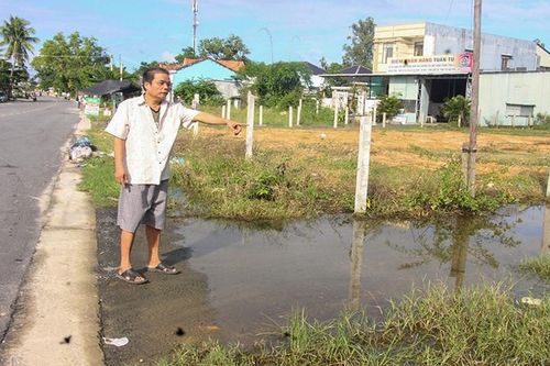Quảng Nam: Nhà dân khổ sở, đường bị nước xoáy tạo hàm ếch vì không có mương thoát nước trên Quốc lộ 40B