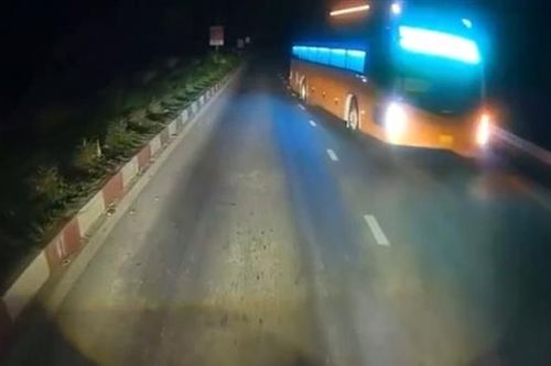 Xe khách giường nằm 'đi nhầm' 3km ngược chiều trên QL2