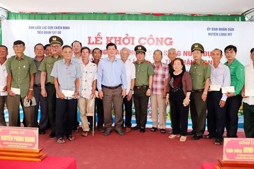 Cựu chiến binh Tiểu đoàn Tây Đô góp sức làm đường nông thôn vùng căn cứ cách mạng