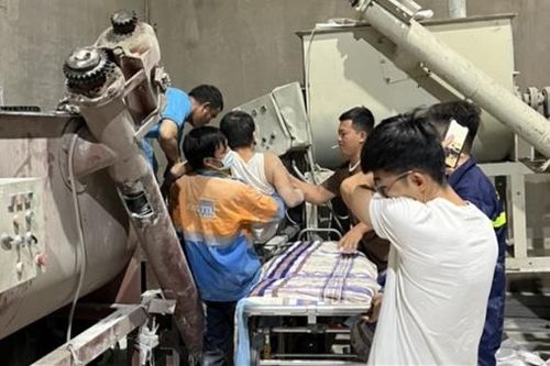 Cảnh sát giải cứu công nhân bị máy trộn bê tông cuốn chân