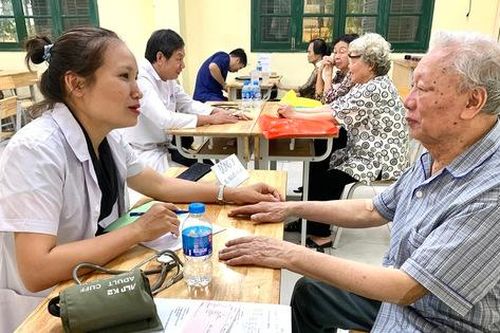 Chăm sóc sức khỏe thầy cô giáo - hình thức tri ân ý nghĩa