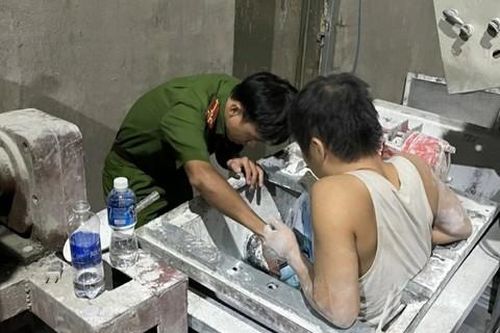 Giải cứu người đàn ông bị mắc kẹt nửa người trong máy trộn bột xi măng