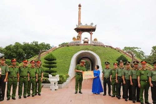 Đoàn công tác Công an TPHCM về nguồn tại các 'địa chỉ đỏ' đầy ý nghĩa ở miền Trung