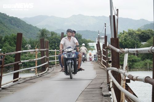Khánh Hòa: Thót tim cảnh chông chênh đi qua cầu gỗ Phú Kiểng