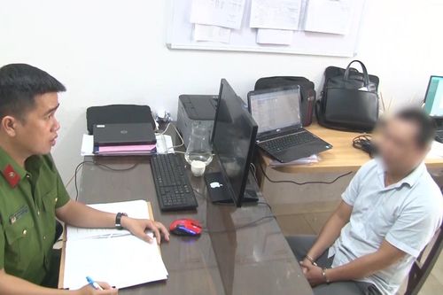 Nhờ kẻ lạ mặt rút hộ tiền trong thẻ ATM, người đàn ông bị trộm tài sản