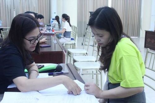 Những 'tấm lòng vàng' đã đến tay người bị nạn trong vụ cháy chung cư mini