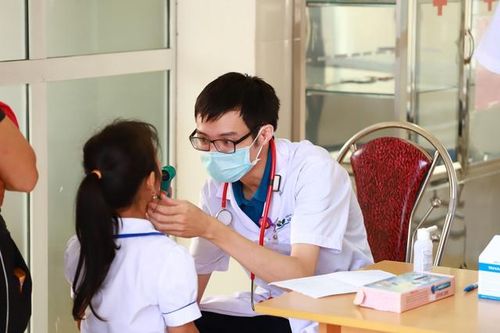 Đoàn thanh niên Bộ Y tế khám bệnh miễn phí và tặng quà cho trẻ em tại Tuyên Quang