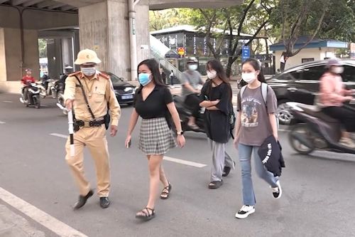 Người đi bộ bất ngờ bị xử phạt vì không hiểu luật và thói quen tùy tiện