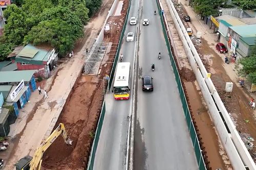 Rủi ro tai nạn giao thông khi đứng chờ xe buýt ở đường Âu Cơ