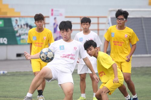 Đội bóng 'doanh nhân tương lai' ra mắt giải bóng đá học sinh