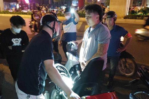 'Biểu diễn' tốc độ, mang gậy 3 khúc đi diễu phố, nhóm thanh niên gặp ngay lực lượng 141