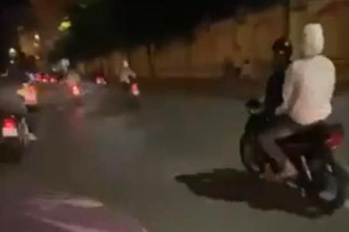 Chặn giữ nhóm thanh niên tháo biển số xe, mang theo hung khí gây rối