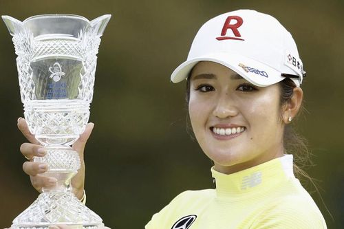 Golfer Nhật Bản vừa vô địch Toto Japan Classic 2023 gây sốt khi giống minh tinh Củng Lợi 'như hai giọt nước'