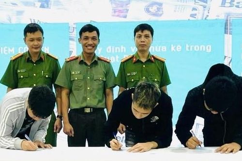 Các thanh thiếu niên liên quan đến sử dụng hung khí gây rối, đánh nhau ký cam kết tuân thủ pháp luật