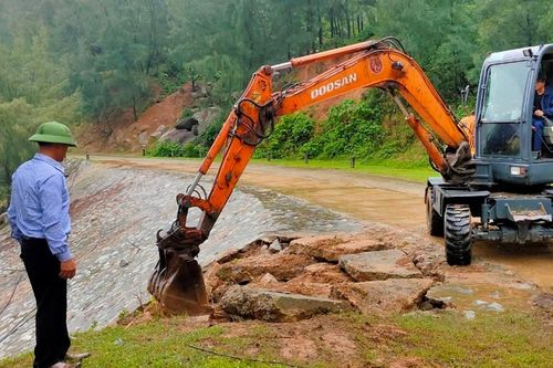 Khắc phục 'hố tử thần' trên đường quốc phòng ven biển ở Hà Tĩnh