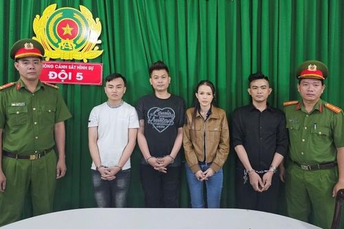 Chủ nhà hàng nói 'ăn cơm, ăn cháo', tiếp viên nữ được phép bán dâm!?