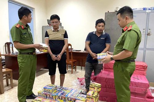 2 người đàn ông vận chuyển trái phép hơn 400kg pháo hoa nổ