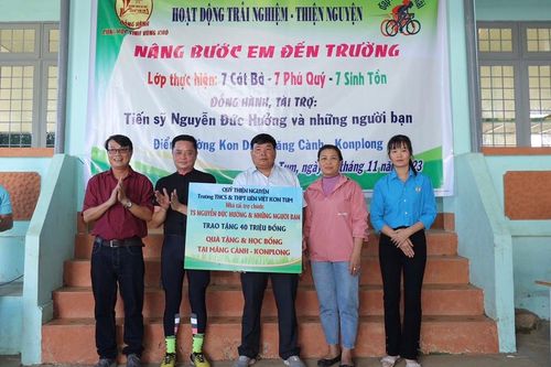 Học sinh Kon Tum tri ân anh hùng dân tộc và tặng quà bạn vùng khó