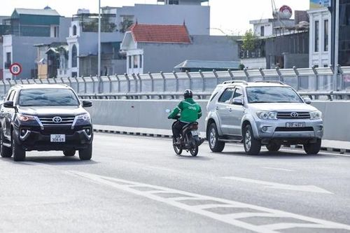 Hà Nội: Vẫn còn tình trạng xe máy đi lên đường Vành đai 2 trên cao