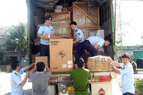 Kon Tum: Phát hiện xe tải chở nhiều bánh kẹo, hàng hóa không rõ nguồn gốc xuất xứ