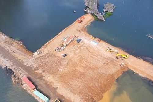 Quảng Ninh chỉ đạo khẩn vụ quây núi đá vịnh Hạ Long làm 'hòn non bộ'