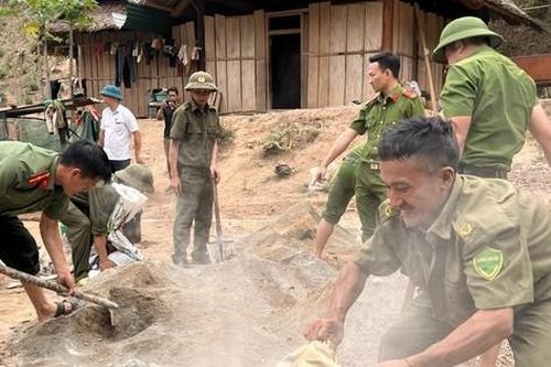 Chiến sĩ công an 'vượt nắng, thắng mưa' xây nhà cho người nghèo
