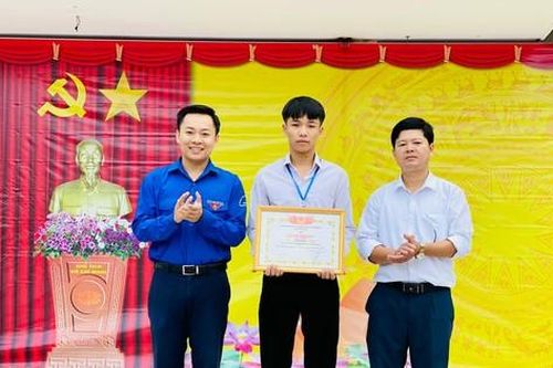Trao tặng giấy khen nam sinh dũng cảm cứu người bị nước lũ cuốn trôi