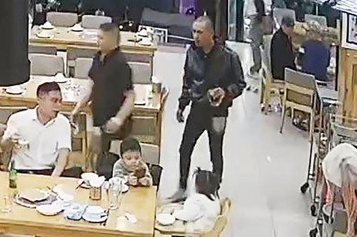 Ba cháu bé gào khóc, cầu cứu khi người cha bất ngờ bị đánh dã man tại nhà hàng
