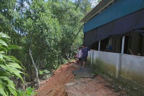 Sông cuốn mất đường, dân dùng cọc tre để giữ nhà vì sạt lở