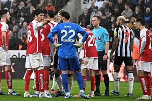 VAR và trọng tài tiếp tục là 'hố đen' tại Ngoại hạng Anh