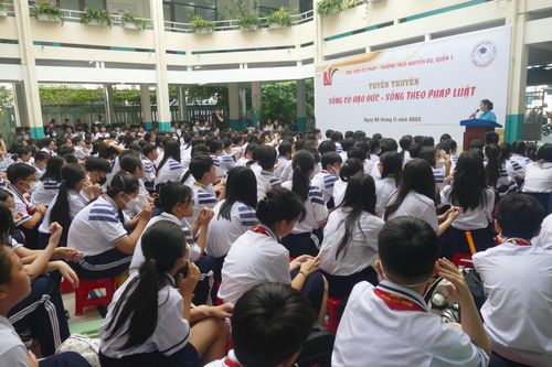 Tuyên truyền cho học sinh về 'sống có đạo đức, sống theo pháp luật'
