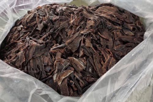 Thu giữ hơn 100kg giun đất sấy khô trên ô tô 4 chỗ
