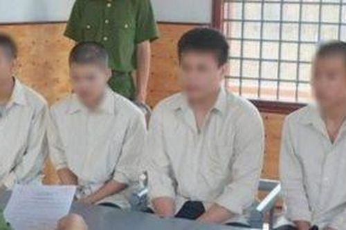 Bắt tạm giam 4 đối tượng dùng hung khí đánh người