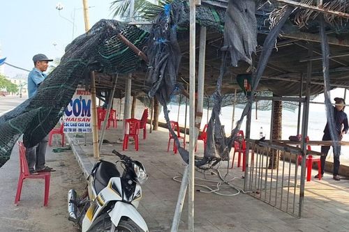 Tháo dỡ ki ốt, trả lại không gian cho biển Hải Tiến